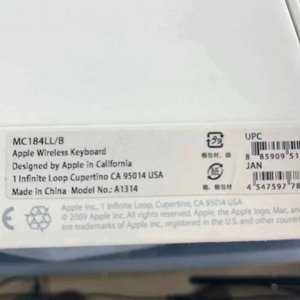 Apple Wireless Keyboard in White and Silver